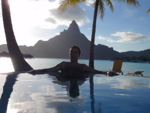 Borja en la piscina del Hotel Intercontinental Bora Bora and Thalasso Spa