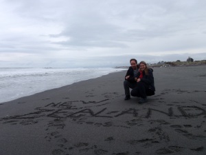 Inma y Borja en la playa de Hokitika