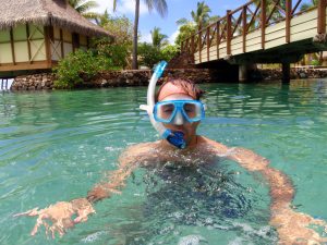 Borja haciendo snorkel en el Hotel Intercontinental Moorea