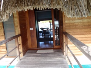 Entrada de nuestro Overwater. Hotel Intercontinental Bora Bora and Thalasso Spa