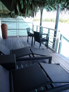 Terraza de nuestro Overwater. Hotel Intercontinental Bora Bora and Thalasso Spa