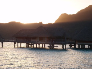 Nuestro Overwater anocheciendo. Hotel Intercontinental Bora Bora and Thalasso Spa
